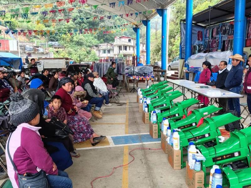 Fortalecen la producción de más nativo en Tepuxtepec con entrega de desgranadoras