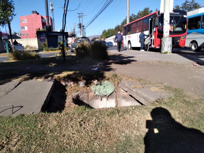 Fosa de drenaje al descubierto en avenida Comonfort