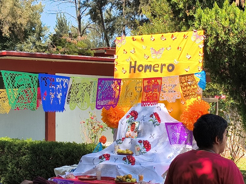 Fotografías, flores y fuego para honrar a los ausente