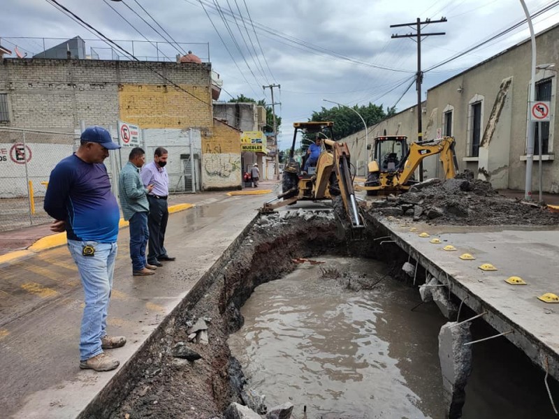 Fractura de tuberías ocasiona socavón en avenida 12 de octubre