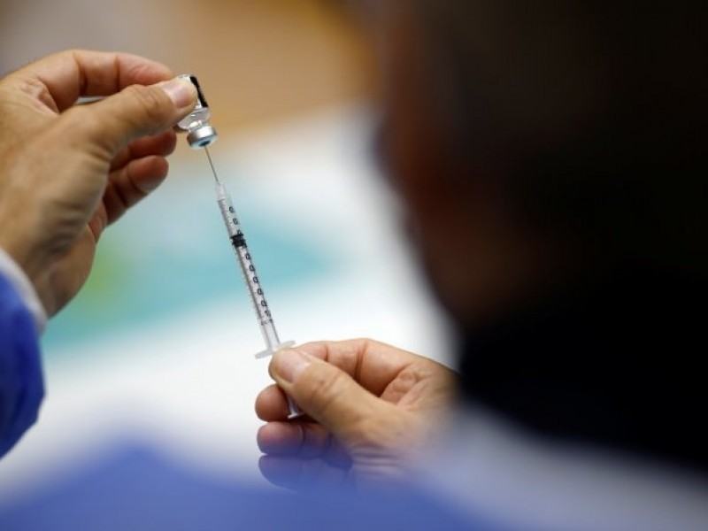 Francia adelanta vacunación contra Covid-19 a mayores de 50 años