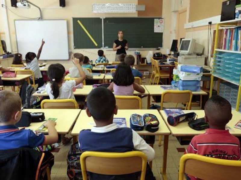 Francia experimenta pruebas en grupos escolares con un caso positivo