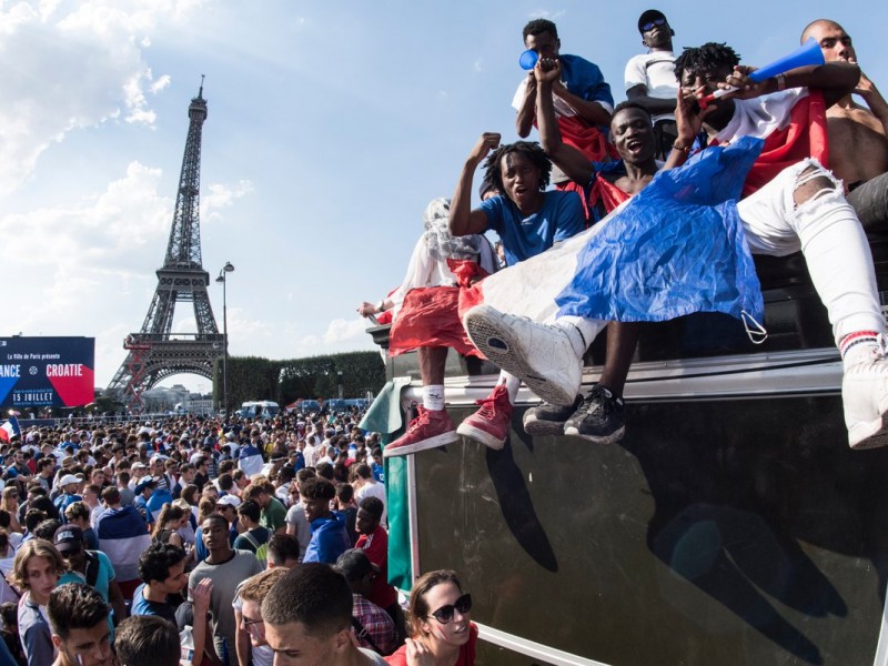 Francia realiza festejos en París