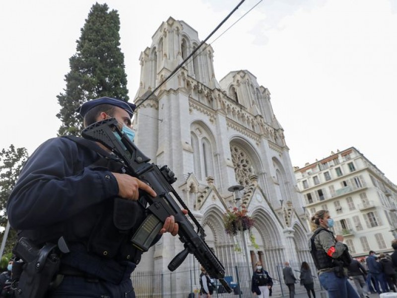 Francia refuerza vigilancia tras ataque yihadista en iglesia