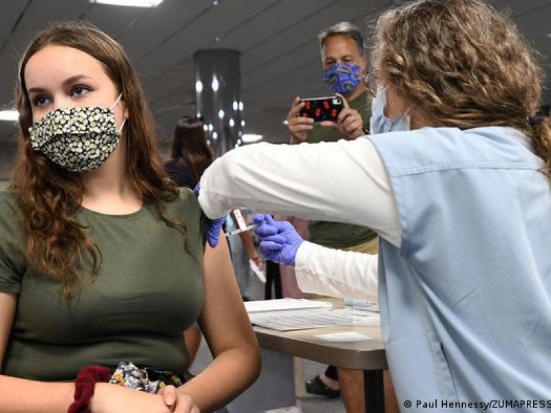 Francia vacunará contra Covid-19 a jóvenes de 12-18 años