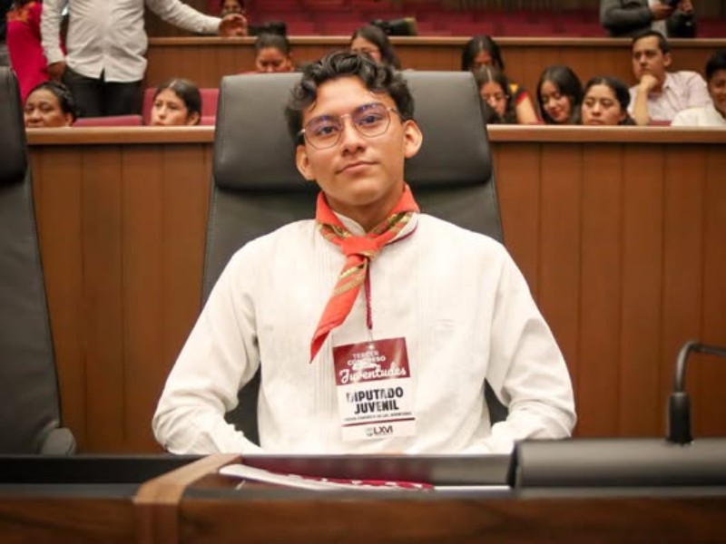 Francisco Jiménez toma protesta como Diputado Juvenil