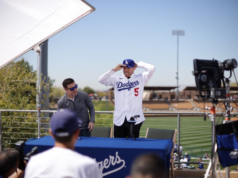 Freddie Freeman fue presentado con los Dodgers