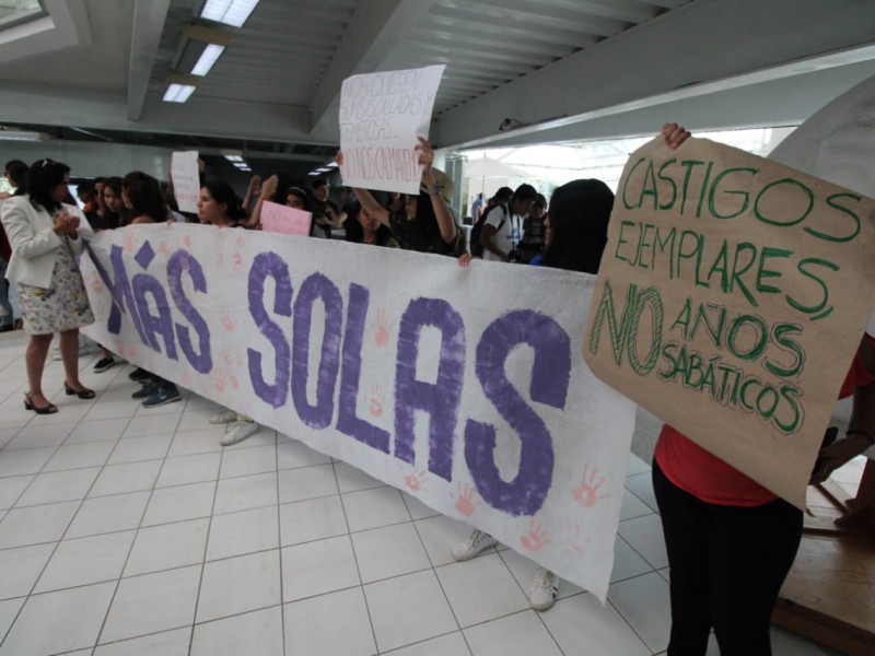 Frente a rectora alumnas exigen alto al acoso