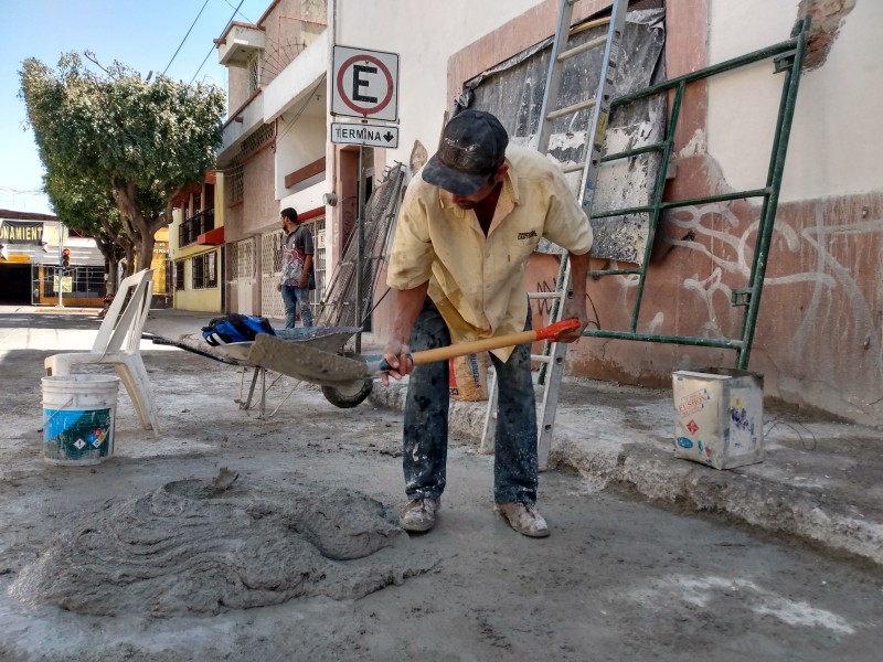 Frente actual situación económica, albañil preferiría estar preso