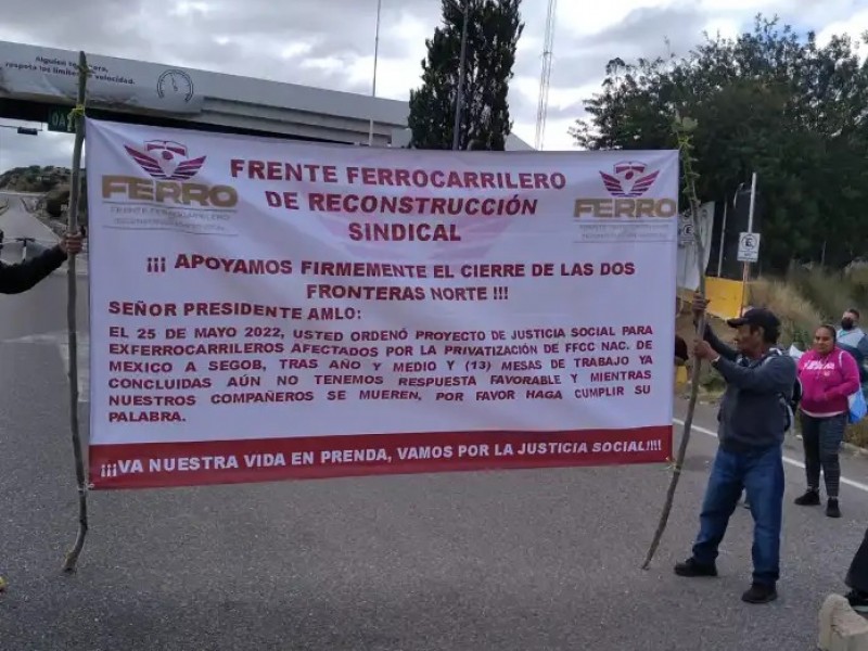 Frente Ferrocarrilero protesta con bloqueo carretero en Oaxaca