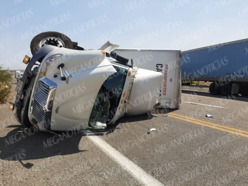 Frente frío 36 provoca volcadura de 2 tractocamiones