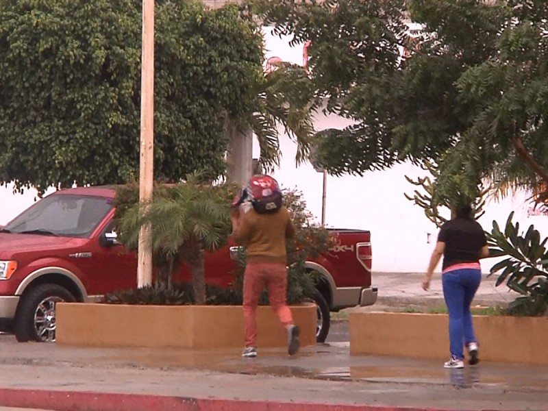 Frente frío origina lluvias en La Paz