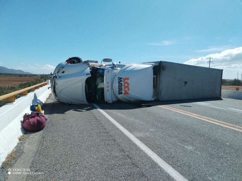 Frente frío provoca volcadura de tráiler en el Istmo