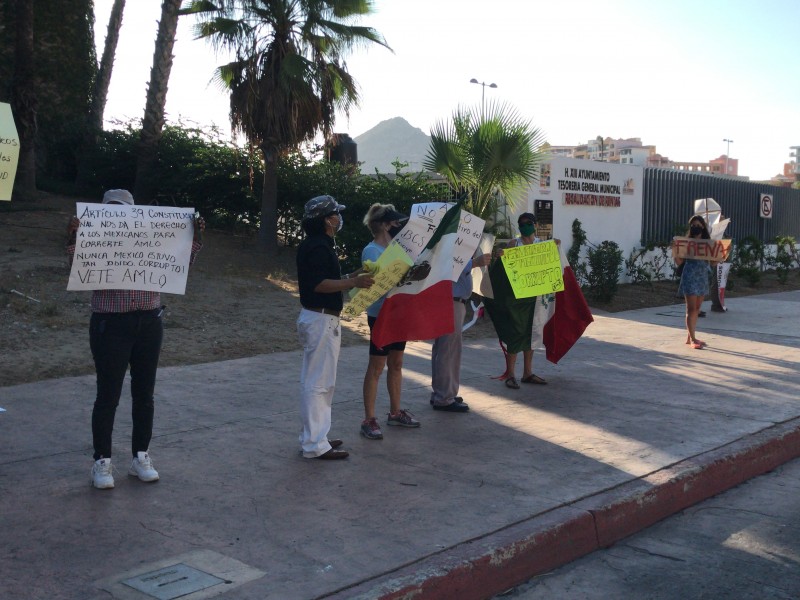 Frente Nacional AntiAMLO se manifiesta durante visita del presidente.