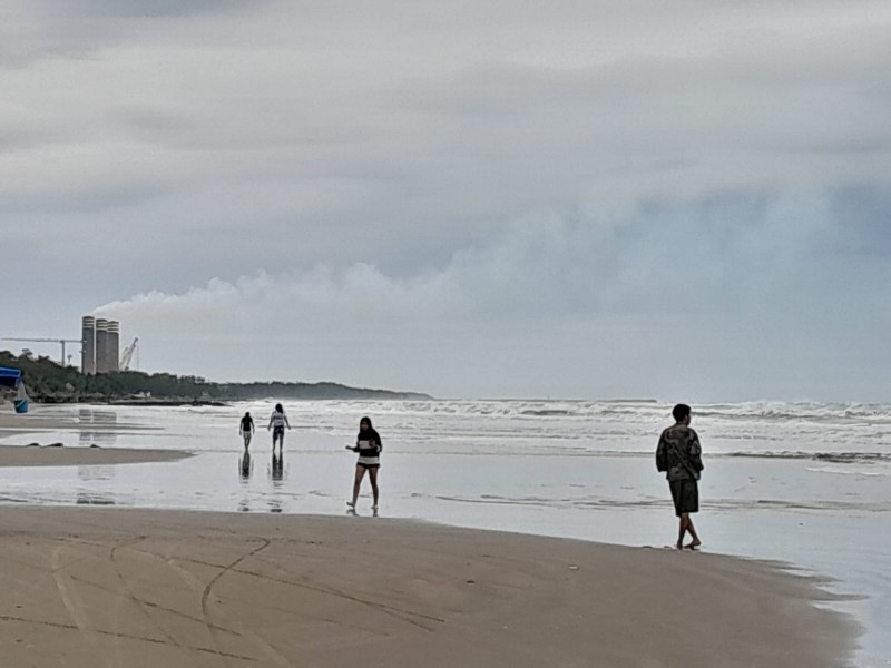 Pese a bajas temperaturas, reportan afluencia en playas