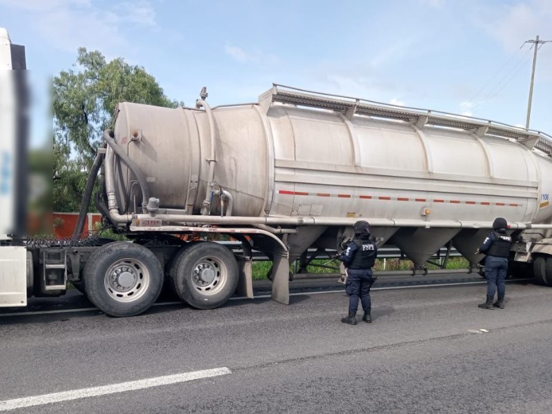 Frustran robo de transportes de carga; tractocamiones asegurados en Carretera Federal 57