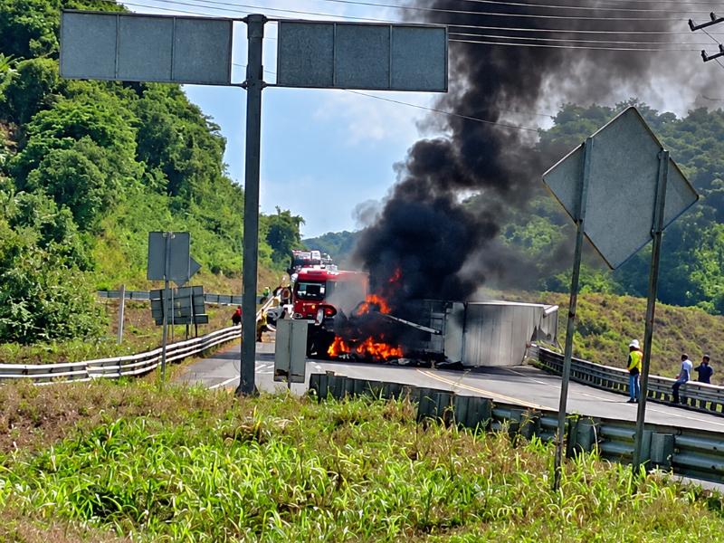 Fuego alcanza jaula con ganado tras choque en el norte de Veracruz