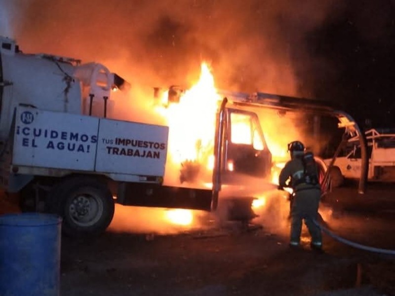 Fuego consume camión Vactor de la JUMAPAG