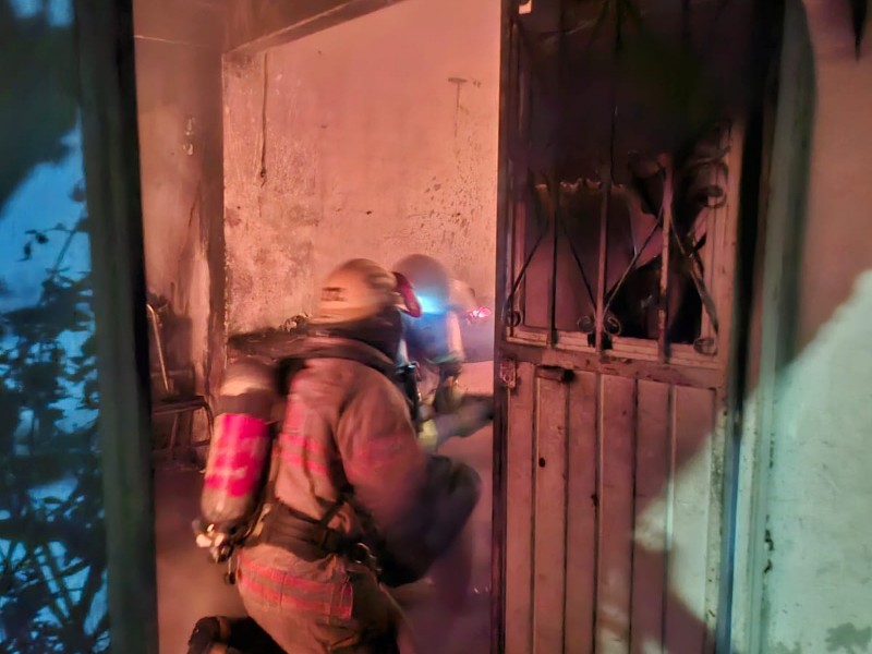 Fuego consume casa en la colonia Las Torres