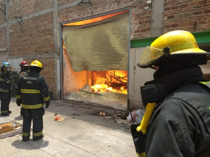 Fuego consume dos bodegas en Las Conchas