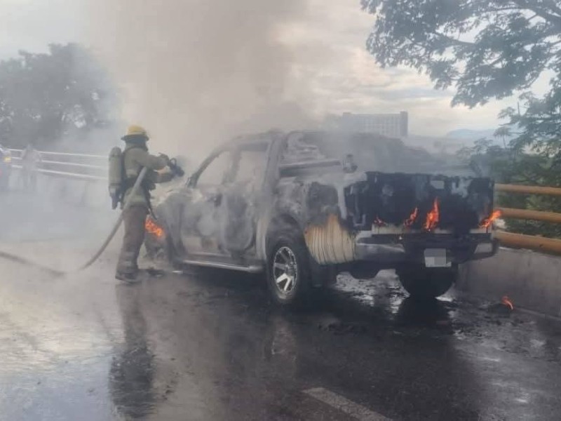 Fuego consume por completo a una camioneta, corto circuito la probable causa