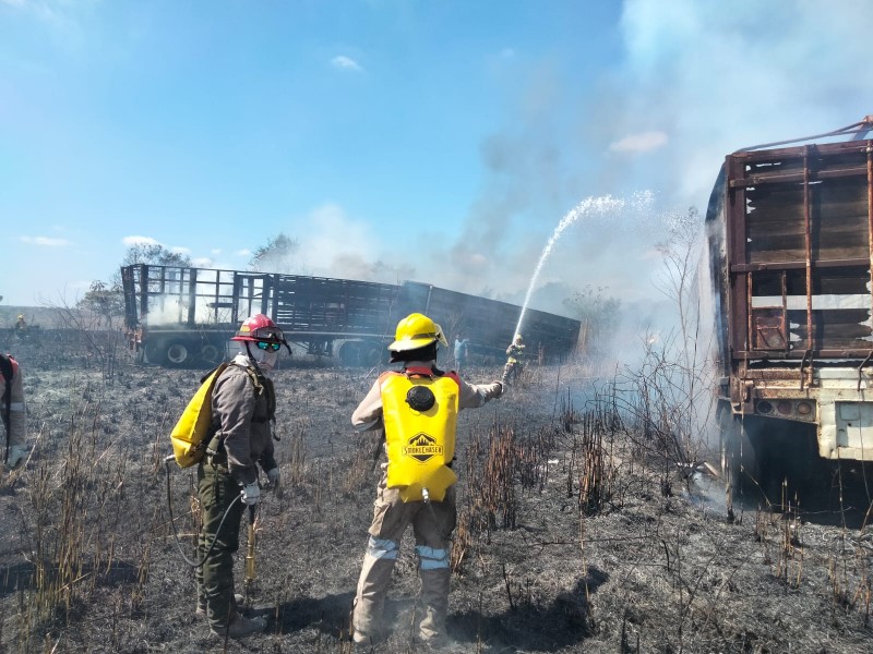 Fuego de incendio de pastizal alcanza a camiones