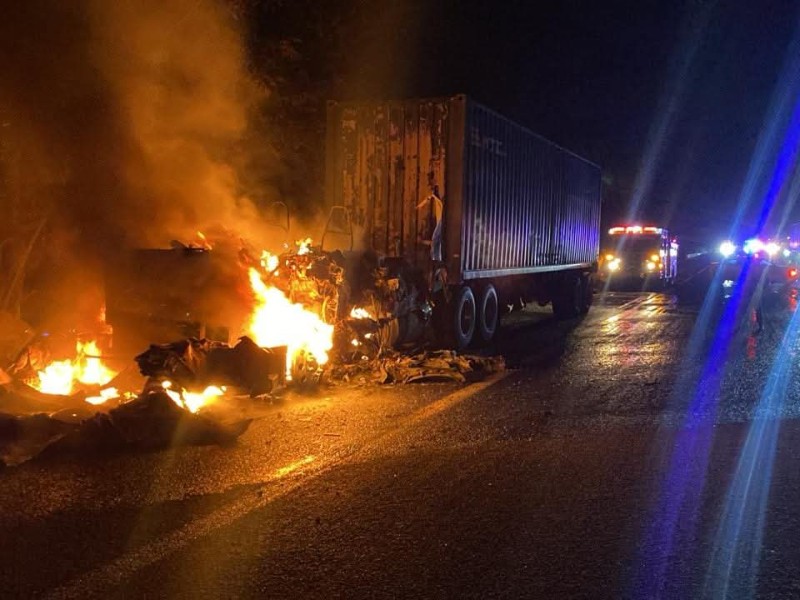 Fuego devora tráiler cerca de caseta fitosanitaria; caos en autopista