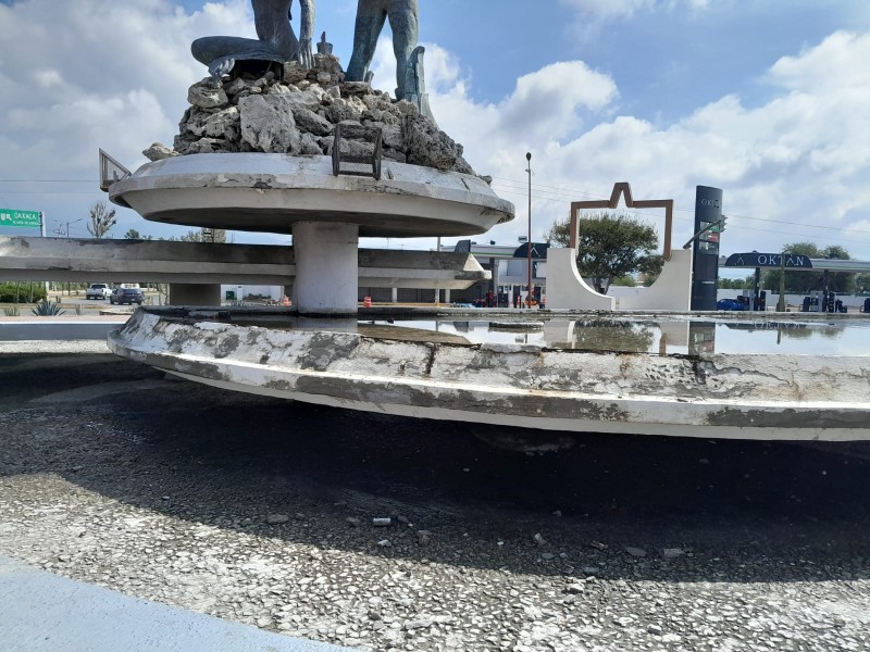 Fuente del Monumento a la Identidad se cae a pedazos