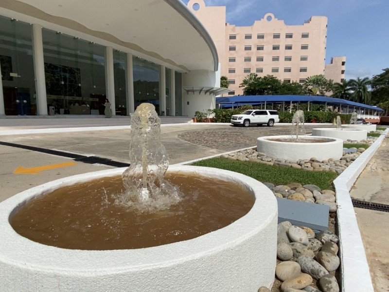 Fuentes con agua sucia dan mal aspecto en Azul Ixtapa