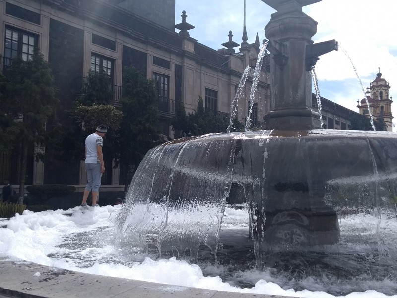 Fuentes de Toluca llenas de espuma sucia