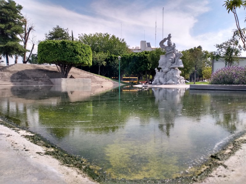 Fuentes del Parque Hidalgo lucen contaminadas e insalubres