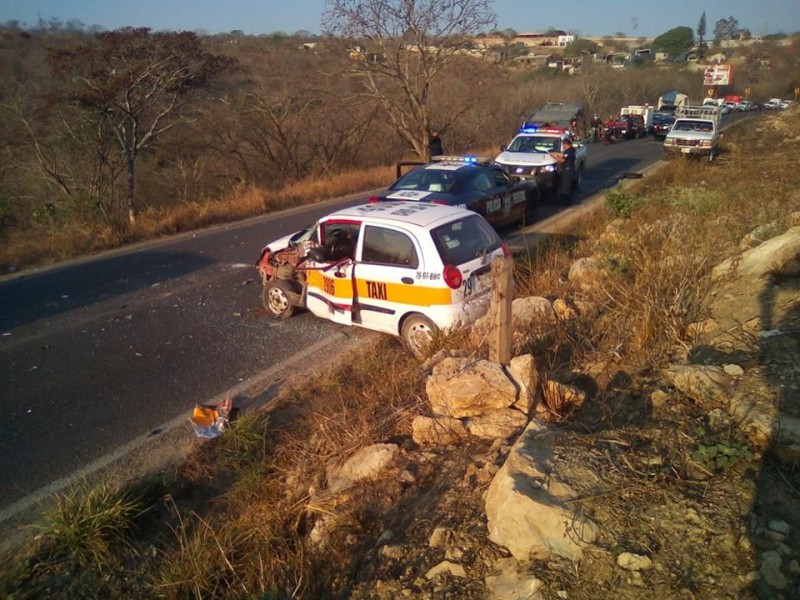 Fuerte accidente carretero deja varios heridos