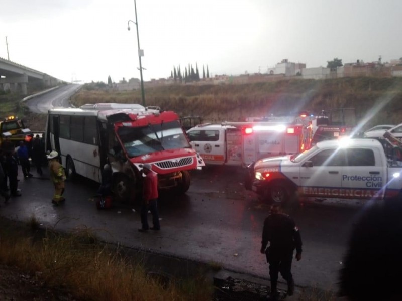 Fuerte accidente de autobús en la Puebla-Tehuacán deja lesionados