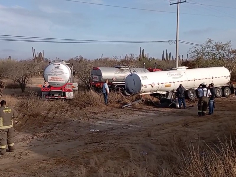 Fuerte accidente de pipa que transportaba diesel