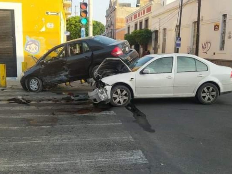 Fuerte accidente de vehículos en calles del centro de Puebla