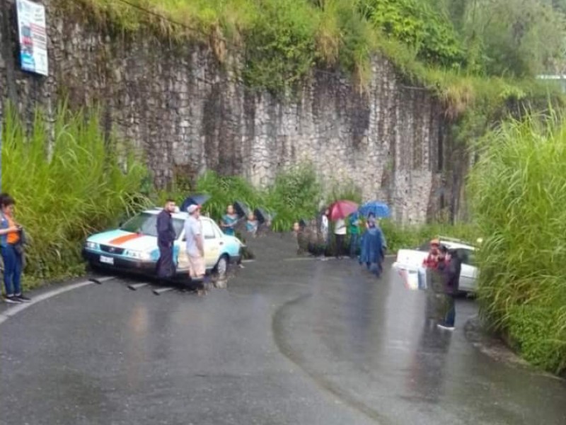 Fuerte accidente en Hueytamalco tras lluvias y neblina