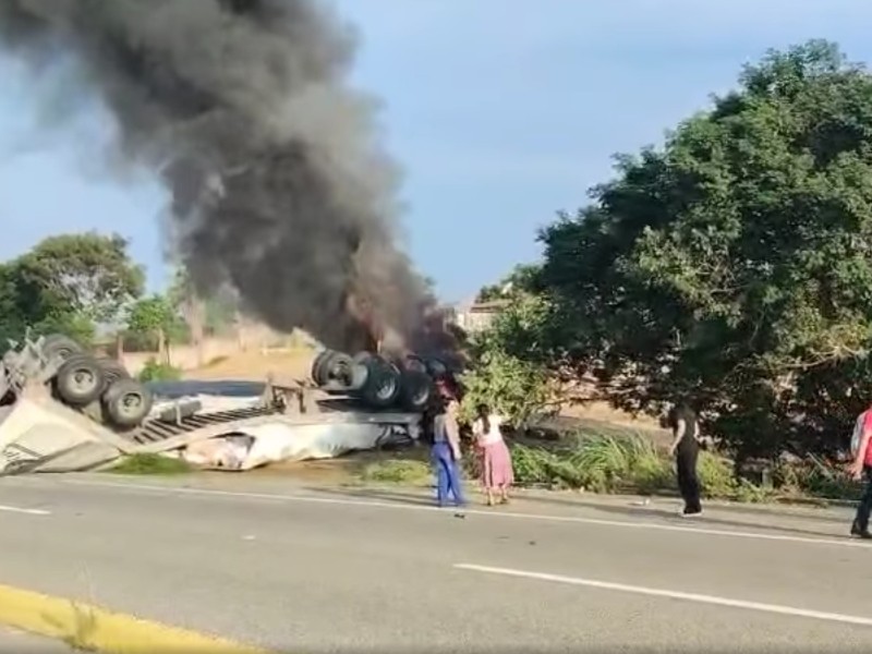 Fuerte accidente en la Costa, tráiler impacta camión urbano y sufre volcadura