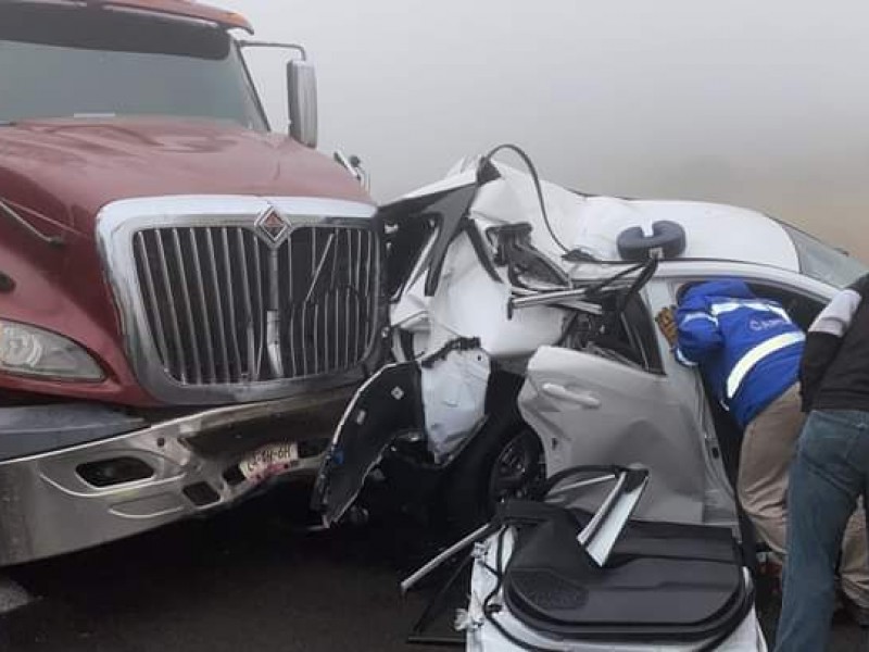 Fuerte accidente en la Puebla-Orizaba deja rapiña
