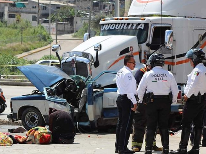 Fuerte accidente en Periférico deja dos mujeres muertas