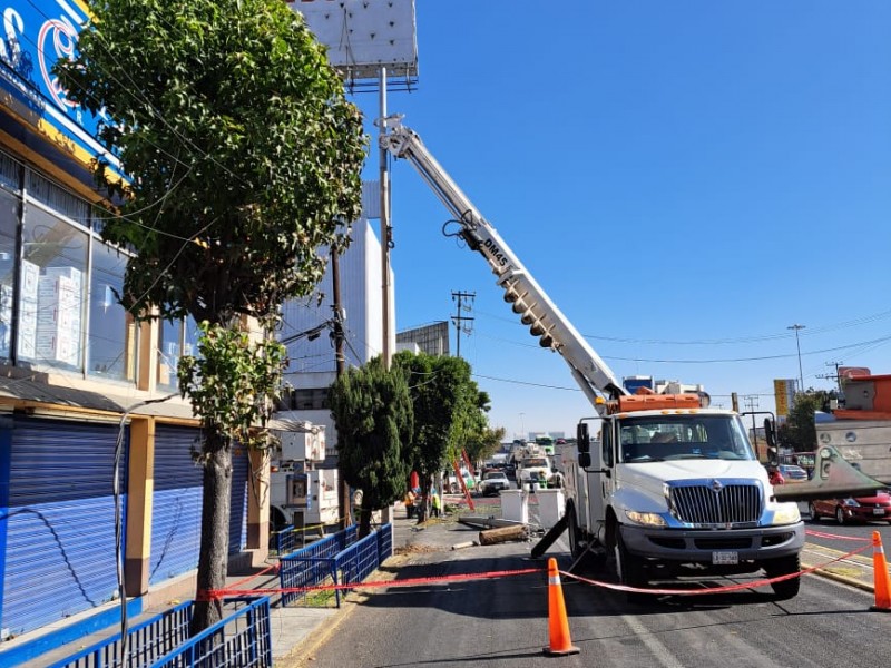 Fuerte accidente en Tollocan deja dos postes de luz derribados