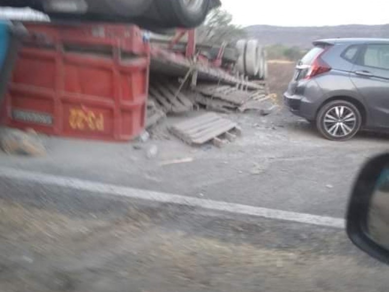 Fuerte accidente en tramo de Las Palomas en la mixteca