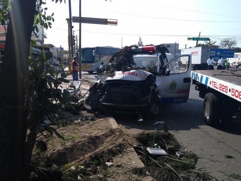 Fuerte accidente entre ambulancia y auto particular