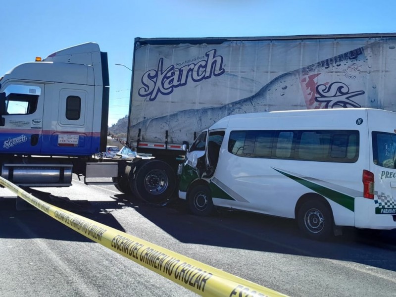 Fuerte accidente entre colectiva y tráiler deja dos lesionados