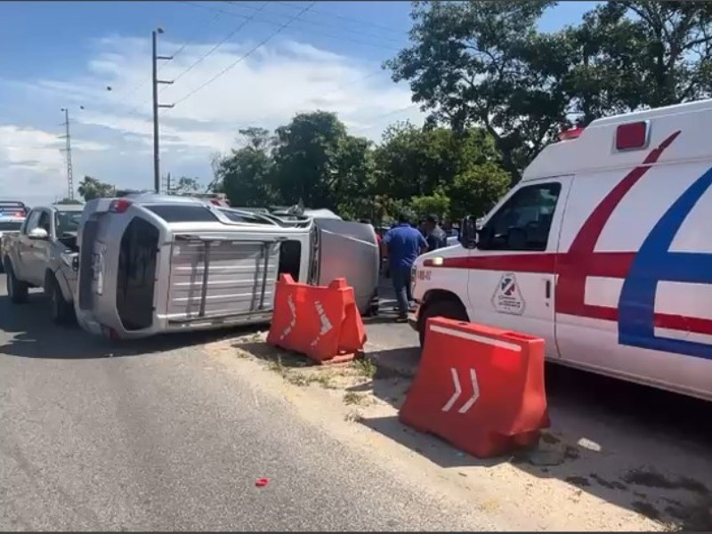 Fuerte accidente entre vehículos frente el IMSS de Salina Cruz