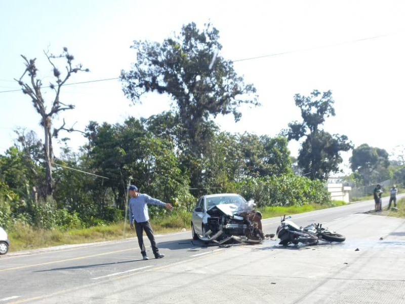 Fuerte accidente, motociclista choca de frente contra particular en Coatepec