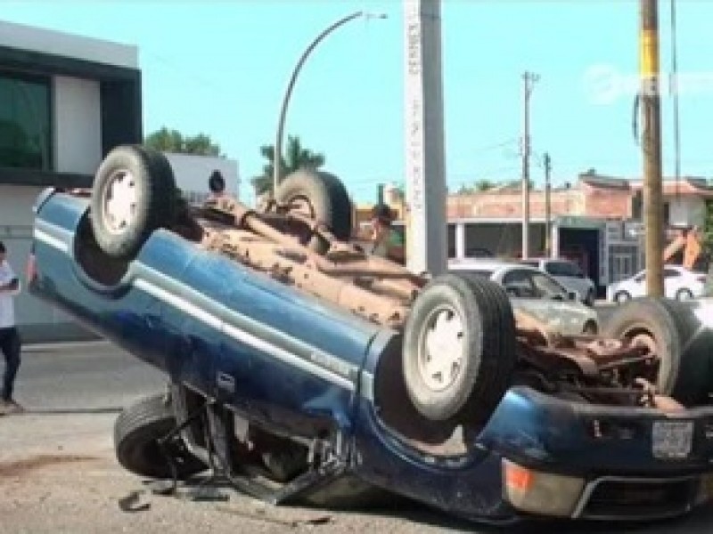 Fuerte choque en el centro de Los Mochis