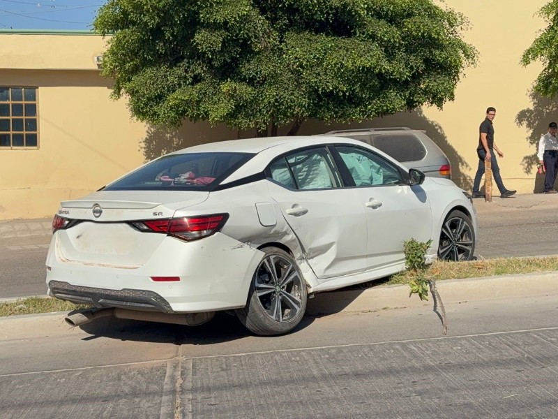 Fuerte choque en Río Fuerte deja vehículo atorado en camellón