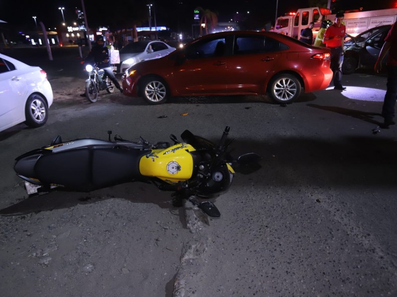 Fuerte choque entre auto y moto deja amputado a motociclista
