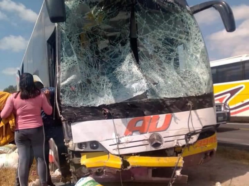 Fuerte choque entre autobús y camioneta en Quecholac