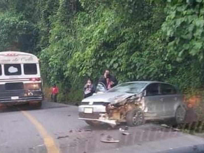 Fuerte choque paraliza carretera Teocelo-Xico; hubo 3 lesionados